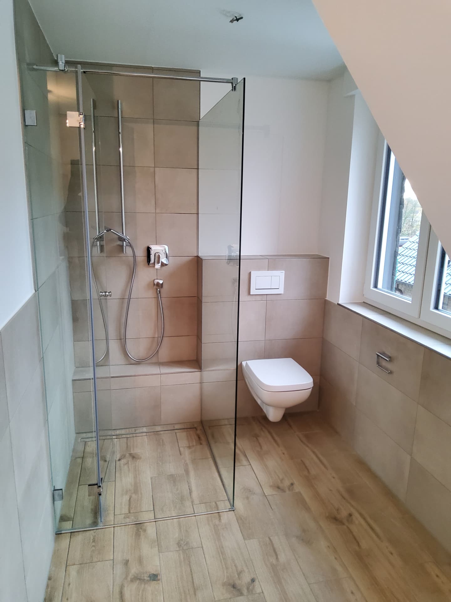 Eckeinstieg mit Pendeltür – Dachgeschossbad
