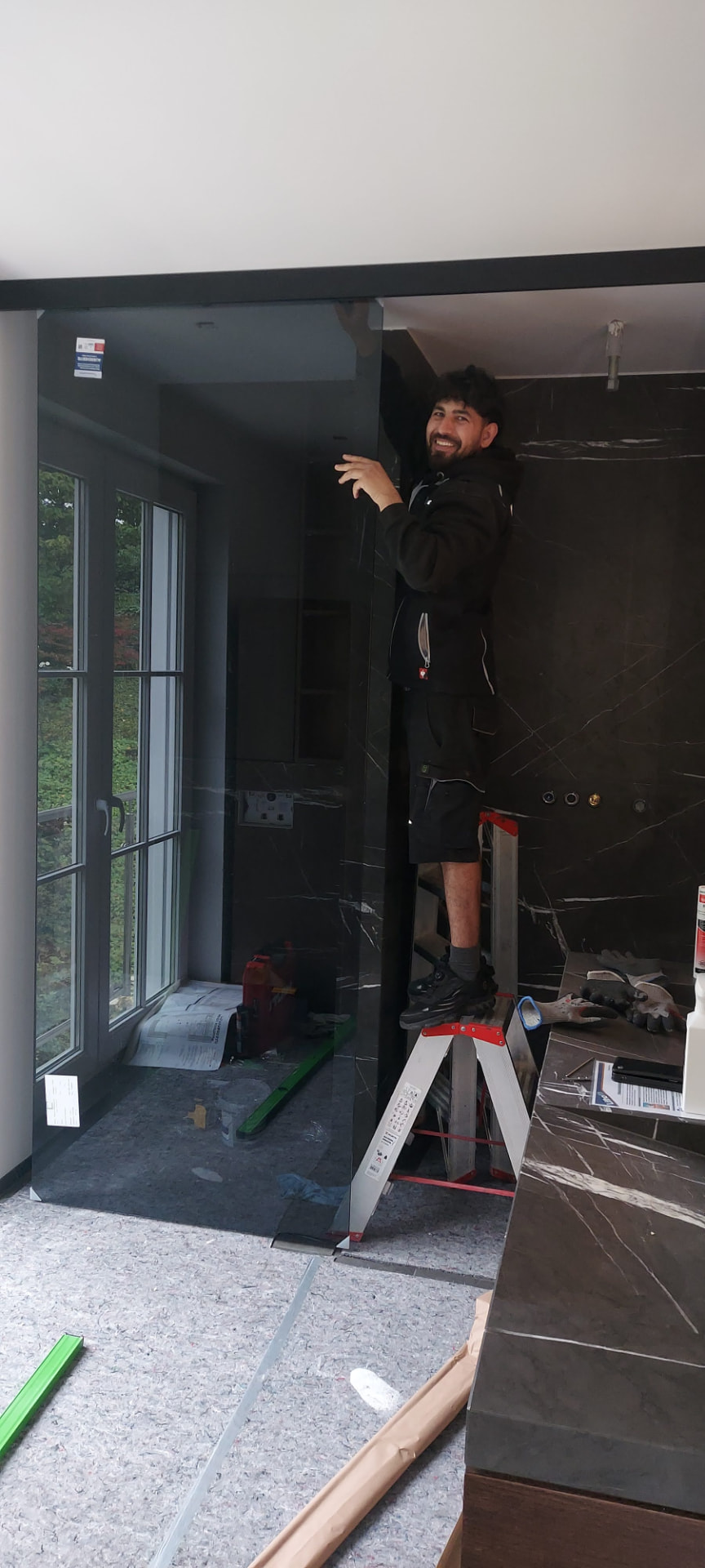 Montage einer Glastrennwand vor Ort