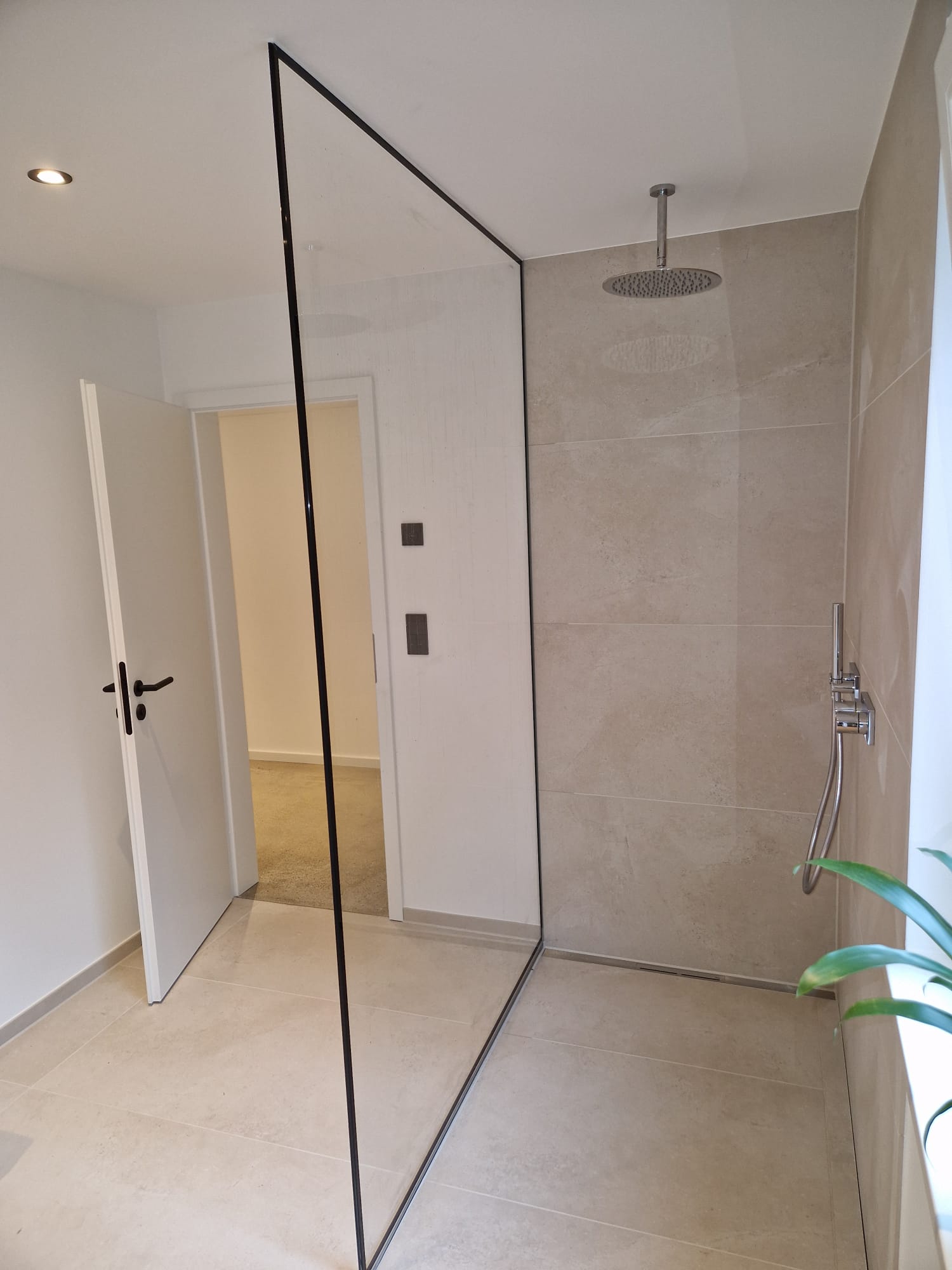 Walk-In-Dusche mit schwarzem Rahmen – Bielefeld